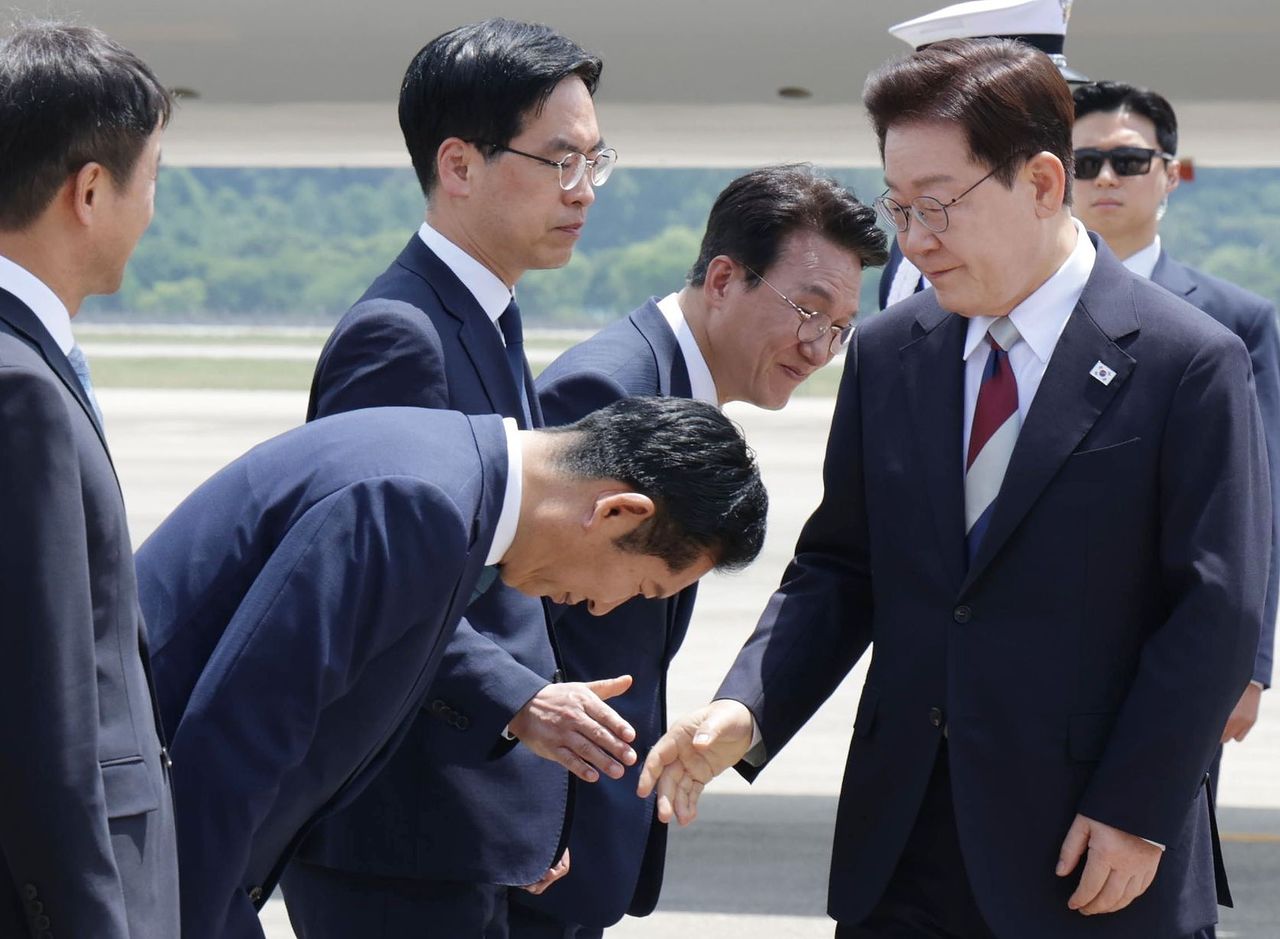 이재명 대통령이 지난 18일 주요 7개국(G7) 정상회의와 유럽 순방 일정을 마치고 귀국하자 정청래 민주당 대표와 김민석 총리 등이 공항에서 영접하고 있다. [청와대사진기자단]