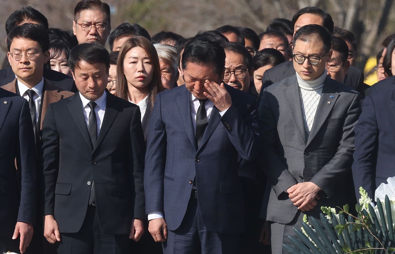 더불어민주당 정청래 대표가 지난 3월 23일 오전 경남 김해시 진영읍 봉하마을 노무현 전 대통령 묘역을 참배하며 눈물을 흘리고 있다. 연합뉴스