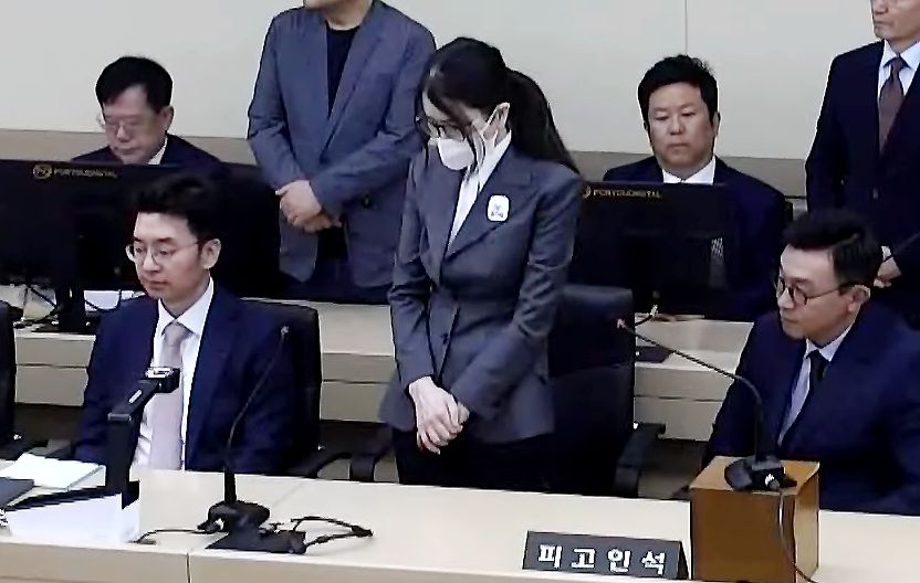 김건희 여사가 지난 26일 서울 서초구 중앙지방법원에서 열린 특정범죄가중처벌등에관한법률위반(알선수재) 부정청탁및금품등수수의금지에관한법률위반 증거인멸 등에 대한 1심 선고 공판에서 선고를 받고 있다.   이날 재판부는 김건희 여사에게 징역 7년을 선고했다. 사진 서울중앙지방법원