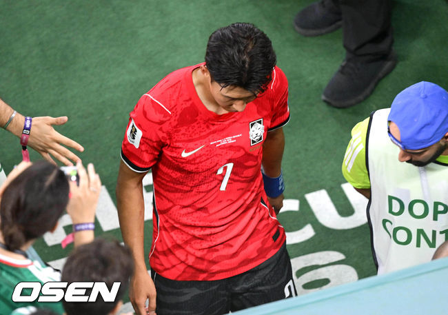 [OSEN=몬테레이(멕시코), 이대선 기자] 홍명보 감독이 이끄는 대한민국 축구대표팀은 25일(이하 한국시간) 오전 10시 멕시코 몬테레이 스타디움에서 개최된 2026 국제축구연맹(FIFA) 북중미 월드컵 조별리그 A조 최종전에서 남아프리카공화국에게 0-1 충격패를 당했다.1승2패가 된 한국은 A조 3위로 밀리며 32강 자력진출에 실패했다. 한국은 나머지 조들의 상황을 따져보고 32강에 진출할 가능성은 남아있다.경기 종료 후 대한민국 손흥민이 그라운드를 나가고 있다. 2026.06.25 /sunday@osen.co.kr