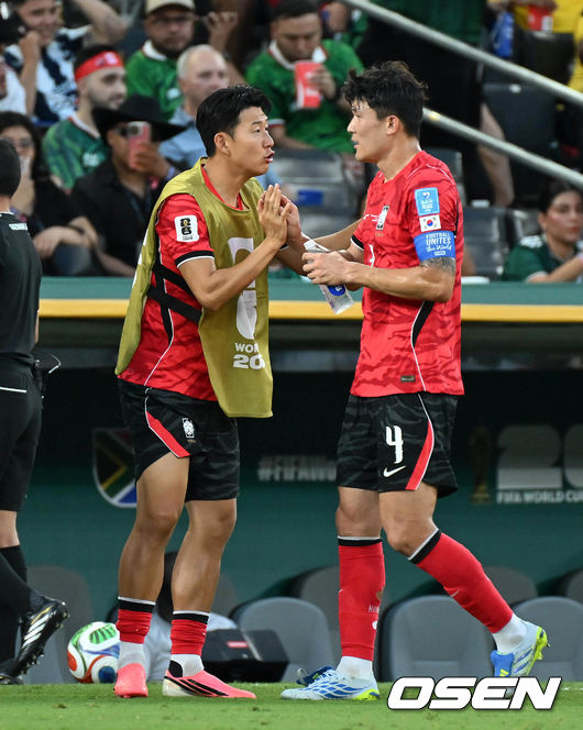 [OSEN=몬테레이(멕시코), 이대선 기자] 홍명보 감독이 이끄는 대한민국 축구대표팀은 25일(이하 한국시간) 오전 10시 멕시코 몬테레이 스타디움에서 개최된 2026 국제축구연맹(FIFA) 북중미 월드컵 조별리그 A조 최종전에서 남아프리카공화국에게 0-1 충격패를 당했다.1승2패가 된 한국은 A조 3위로 밀리며 32강 자력진출에 실패했다. 한국은 나머지 조들의 상황을 따져보고 32강에 진출할 가능성은 남아있다.전반 하이드레이션 브레이크 때 대한민국 손흥민이 김민재를 격려하고 있다. 2026.06.25 /sunday@osen.co.kr