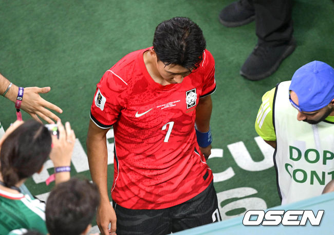 [OSEN=몬테레이(멕시코), 이대선 기자] 홍명보 감독이 이끄는 대한민국 축구대표팀은 25일(이하 한국시간) 오전 10시 멕시코 몬테레이 스타디움에서 개최된 2026 국제축구연맹(FIFA) 북중미 월드컵 조별리그 A조 최종전에서 남아프리카공화국에게 0-1 충격패를 당했다.1승2패가 된 한국은 A조 3위로 밀리며 32강 자력진출에 실패했다. 한국은 나머지 조들의 상황을 따져보고 32강에 진출할 가능성은 남아있다.경기 종료 후 대한민국 손흥민이 그라운드를 나가고 있다. 2026.06.25 /sunday@osen.co.kr