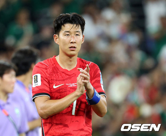 [OSEN=몬테레이(멕시코), 이대선 기자] 홍명보 감독이 이끄는 대한민국 축구대표팀은 25일(이하 한국시간) 오전 10시 멕시코 몬테레이 스타디움에서 개최된 2026 국제축구연맹(FIFA) 북중미 월드컵 조별리그 A조 최종전에서 남아프리카공화국에게 0-1 충격패를 당했다.1승2패가 된 한국은 A조 3위로 밀리며 32강 자력진출에 실패했다. 한국은 나머지 조들의 상황을 따져보고 32강에 진출할 가능성은 남아있다.경기 종료 후 대한민국 손흥민이 관중석을 향해 인사를 하고 있다. 2026.06.25 /sunday@osen.co.kr