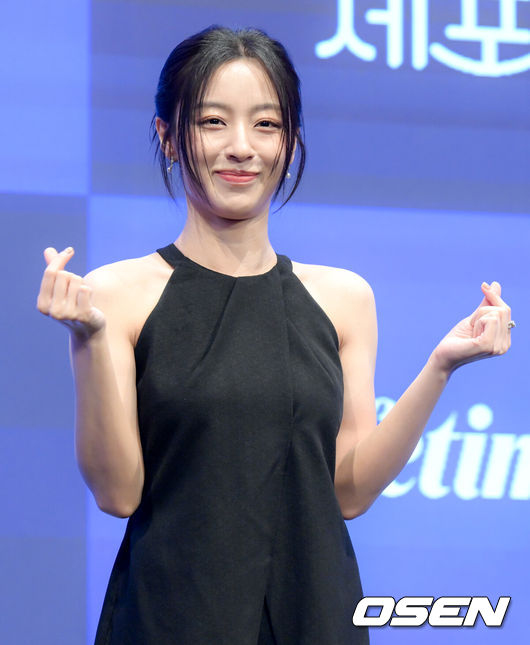 [OSEN=조은정 기자]새 토일드라마 ‘공감세포’(극본 정연, 김성래 / 연출 김칠봉 / 제공 A+E Global Media / 제작 위매드, LG U+, MBC C&I) 제작발표회가 30일 서울 구로구 신도림 더 세인트에서 열렸다.‘공감세포’는 공감을 부정한 여자와 공감을 떠안은 남자가 ‘감정 전이’라는 초현실적인 사건을 통해 서로의 세계를 침범하며 감정을 다시 배워가는 과정을 그린 로맨틱 코미디다.배우 강민아가 포즈를 취하고 있다. 2026.06.30 /cej@osen.co.kr