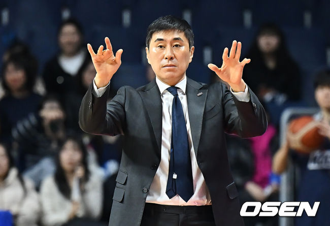 [OSEN=부산, 이석우 기자] 10일 부산 사직체육관에서 2025-2026 LG전자 프로농구 부산 KCC와 울산 현대모비스의 경기가 열렸다.목 부상으로 허웅이 휴식 차원에서 결장하는 부산 KCC가 울산 현대모비스전에서 어떤 해법을 보여줄지 주목된다.부산 KCC 이상민 감독이 선수들을 독려하고 있다. 2026.03.10 / foto0307@osen.co.kr