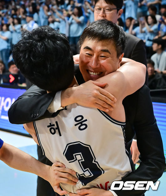 [OSEN=고양, 박준형 기자] 정규리그 6위가 챔프전 우승을 했다! 부산 KCC가 프로농구 새 역사를 썼다.부산 KCC는 13일 고양소노아레나에서 개최된 2025-26 LG전자 프로농구 챔피언결정전 5차전에서 고양 소노를 76-68로 제압했다. KCC는 4승 1패로 2년 만의 챔프전 우승컵 탈환에 성공했다.우승 확정 순간 KCC 이상민 감독이 허웅과 포옹을 하고 있다    2026.05.13 / soul1014@osen.co.kr