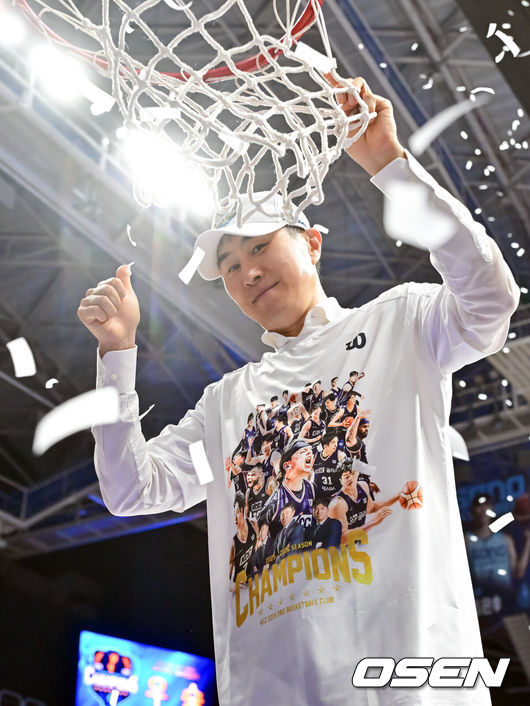 [OSEN=고양, 박준형 기자] 정규리그 6위가 챔프전 우승을 했다! 부산 KCC가 프로농구 새 역사를 썼다.부산 KCC는 13일 고양소노아레나에서 개최된 2025-26 LG전자 프로농구 챔피언결정전 5차전에서 고양 소노를 76-68로 제압했다. KCC는 4승 1패로 2년 만의 챔프전 우승컵 탈환에 성공했다.우승 시상식 림 커팅식에서 KCC 이상민 감독이 포즈를 취하고 있다.   2026.05.13 / soul1014@osen.co.kr