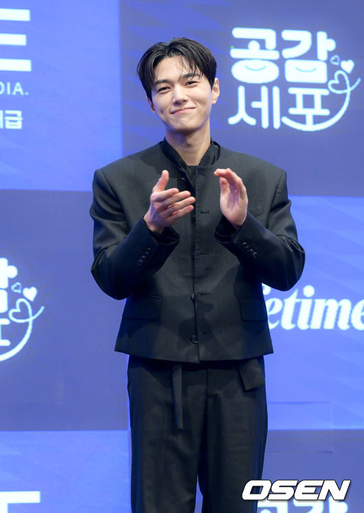 [OSEN=조은정 기자]새 토일드라마 ‘공감세포’(극본 정연, 김성래 / 연출 김칠봉 / 제공 A+E Global Media / 제작 위매드, LG U+, MBC C&I) 제작발표회가 30일 서울 구로구 신도림 더 세인트에서 열렸다.‘공감세포’는 공감을 부정한 여자와 공감을 떠안은 남자가 ‘감정 전이’라는 초현실적인 사건을 통해 서로의 세계를 침범하며 감정을 다시 배워가는 과정을 그린 로맨틱 코미디다.배우 김명수가 포즈를 취하고 있다. 2026.06.30 /cej@osen.co.kr