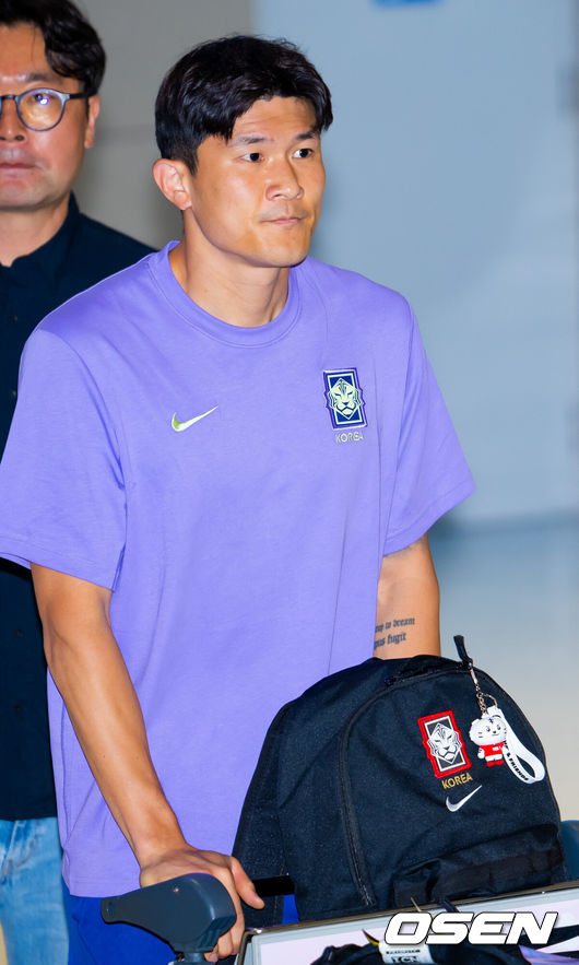 [OSEN=인천공항, 민경훈 기자] 32강 진출에 실패한 대한민국 축구대표팀 중 홍명보 감독을 비롯해 김민재, 황희찬, 설영우, 이강인 등 선수 8명이 30일 새벽  인천국제공항을 통해 귀국했다. 손흥민 등 나머지 선수들은 쪼개져서 각자 귀국한다. 대표팀 귀국 본진은 30일 새벽 인천공항에 도착할 예정이다. 대표팀 김민재가 입국하고 있다. 2026.06.30 / rumi@osen.co.kr