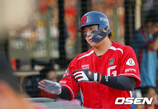 [OSEN=부산, 이석우 기자] 28일 부산 사직야구장에서 2026 신한 SOL KBO 리그 롯데 자이언츠와 LG 트윈스의 경기가 열렸다. 홈팀 롯데는 비슬리가, 방문팀 LG는 장현식이 선발 출전했다.롯데 자이언츠 손성빈이 3회말 무사 2루 황성빈의 중견수 왼쪽 1타점 안타때 득점을 올리고 하이파이브를 하고 있다. 2026.06.28 / foto0307@osen.co.kr