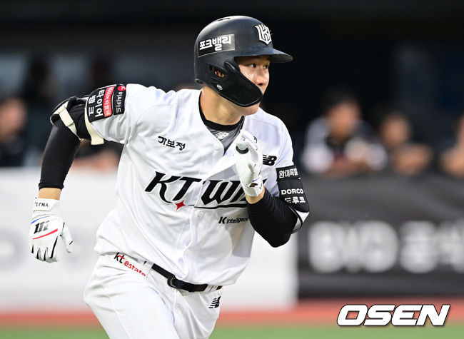 [OSEN=수원, 조은정 기자]3일 오후 수원KT위즈파크에서  '2026 신한 SOL Bank KBO리그'KT 위즈와 LG 트윈스의 경기가 열렸다.이날 KT는 고영표를, LG는 이정용을 선발투수로 내세웠다.8회말 2사에서 KT 최원준이 안타를 날리고 있다. 2026.06.03 /cej@osen.co.kr