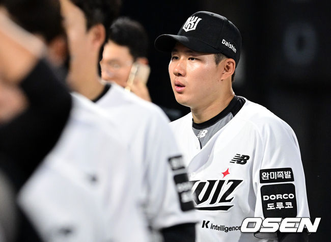 [OSEN=프로야구 KT 위즈가LG 트윈스를 꺾고 전날 패배를 설욕했다.KT는3일 수원 KT위즈파크에서 열린 2026 KBO리그 LG와 경기에서 7-6으로 승리했다.KT 선발 고영표는 7이닝 동안 6피안타(1피홈런) 2사사구 8탈삼진 2실점으로 시즌 3승째를 기록했다.톱타자 최원준이 5타수 4안타 1타점 2득점, 김민혁이 4타수 2안타 2타점으로 활약했다. 마무리 박영현은 8회 1사 1,2루에서 등판, 4아웃 세이브를 기록했다.KT 최원준이 이강철 감독과 승리 하이파이브를 하고  있다. 2026.06.03 /cej@osen.co.kr