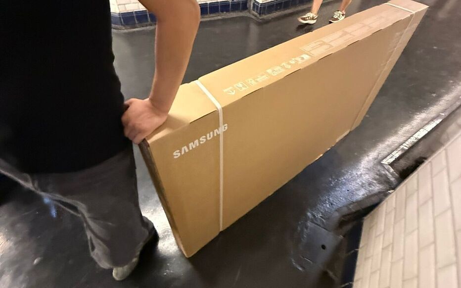 RATP 직원에게 제지당한 삼성 TV. 파리 지하철에서 운반 도중 과태료 부과 대상이 됐다. 사진 엑스 캡처