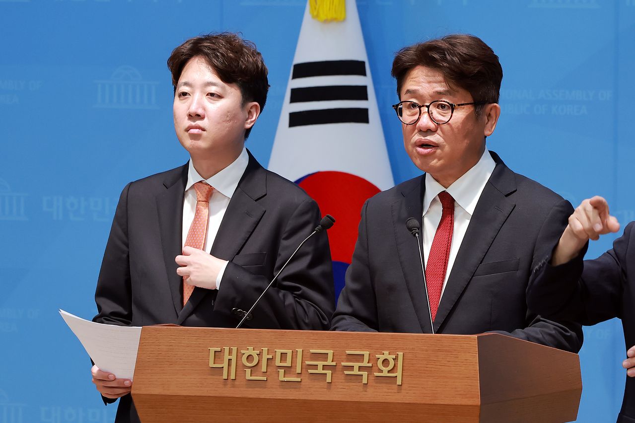 국민의힘 유의동 의원과 개혁신당 이준석 대표가 29일 국회 소통관에서 이날 청와대에서 호남 대규모 반도체 클러스터 조성 계획이 공개될 것으로 알려진 것과 관련해 입장을 밝히고 있다. 연합뉴스