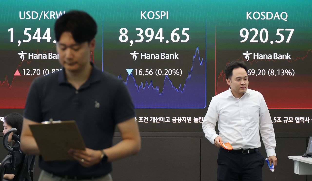 29일 서울 중구 하나은행 딜링룸 현황판에 코스피·코스닥 종가가 표시돼있다.   이날 코스피는 전장보다 16.56포인트(0.20%) 내린 8,394.65, 코스닥지수는 전장보다 69.20포인트(8.13%) 오른 920.57에 장을 마감했다.   연합뉴스