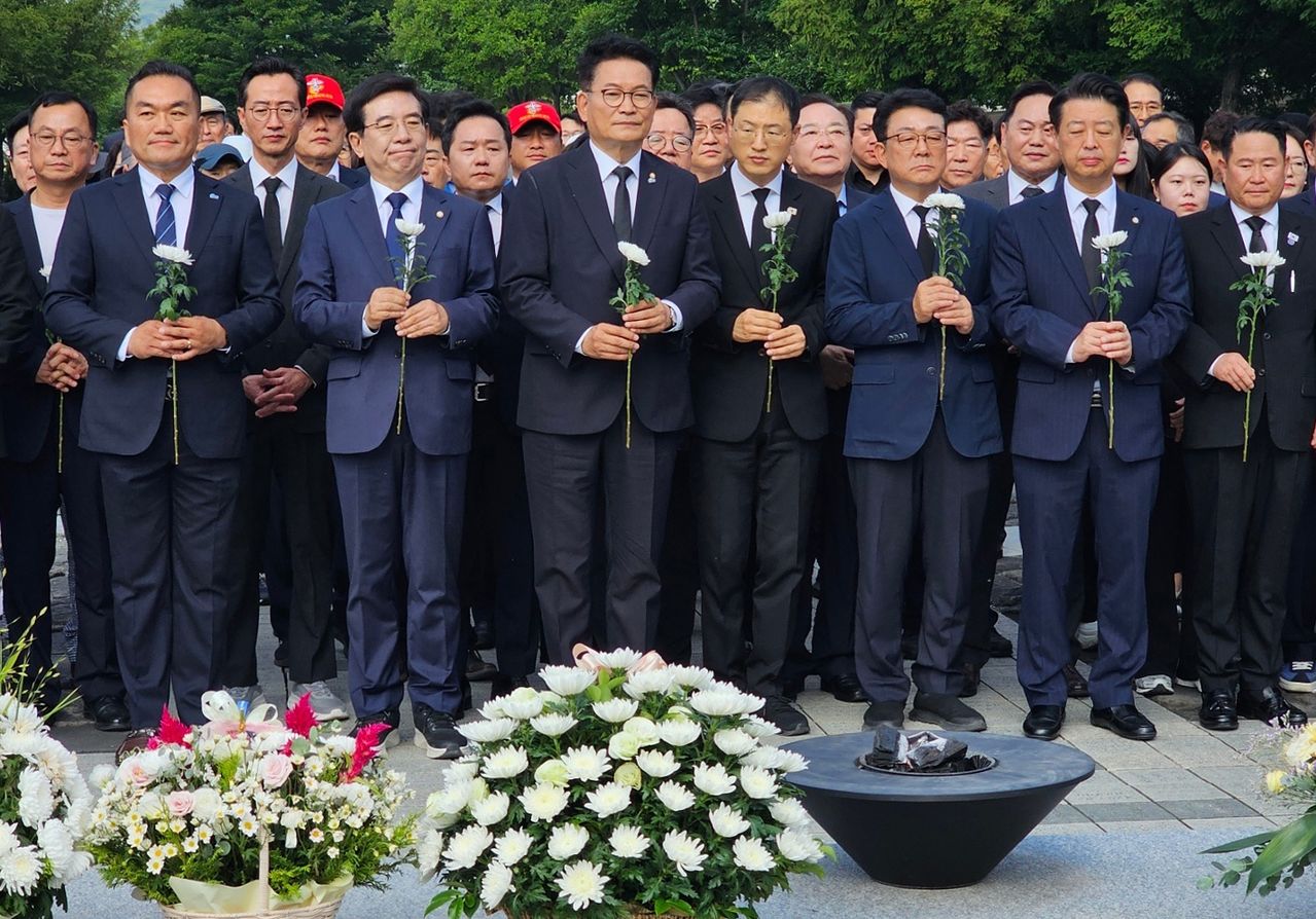송영길 더불어민주당 의원과 김상욱 울산시장 당선인이 30일 경남 김해시 진영읍 봉하마을을 찾아 고 노무현 전 대통령 묘역에 참배하고 있다. 뉴스1