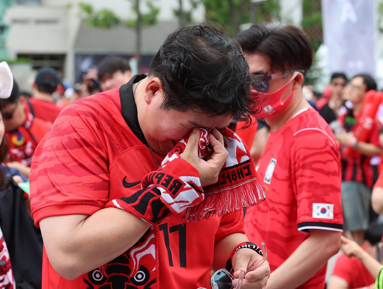 2026 북중미 월드컵 조별리그 A조 3차전 대한민국과 남아프리카공화국 경기가 열린 25일 서울 종로구 광화문광장에서 한 시민이 대한민국의 패배에 눈물을 훔치고 있다. 뉴시스