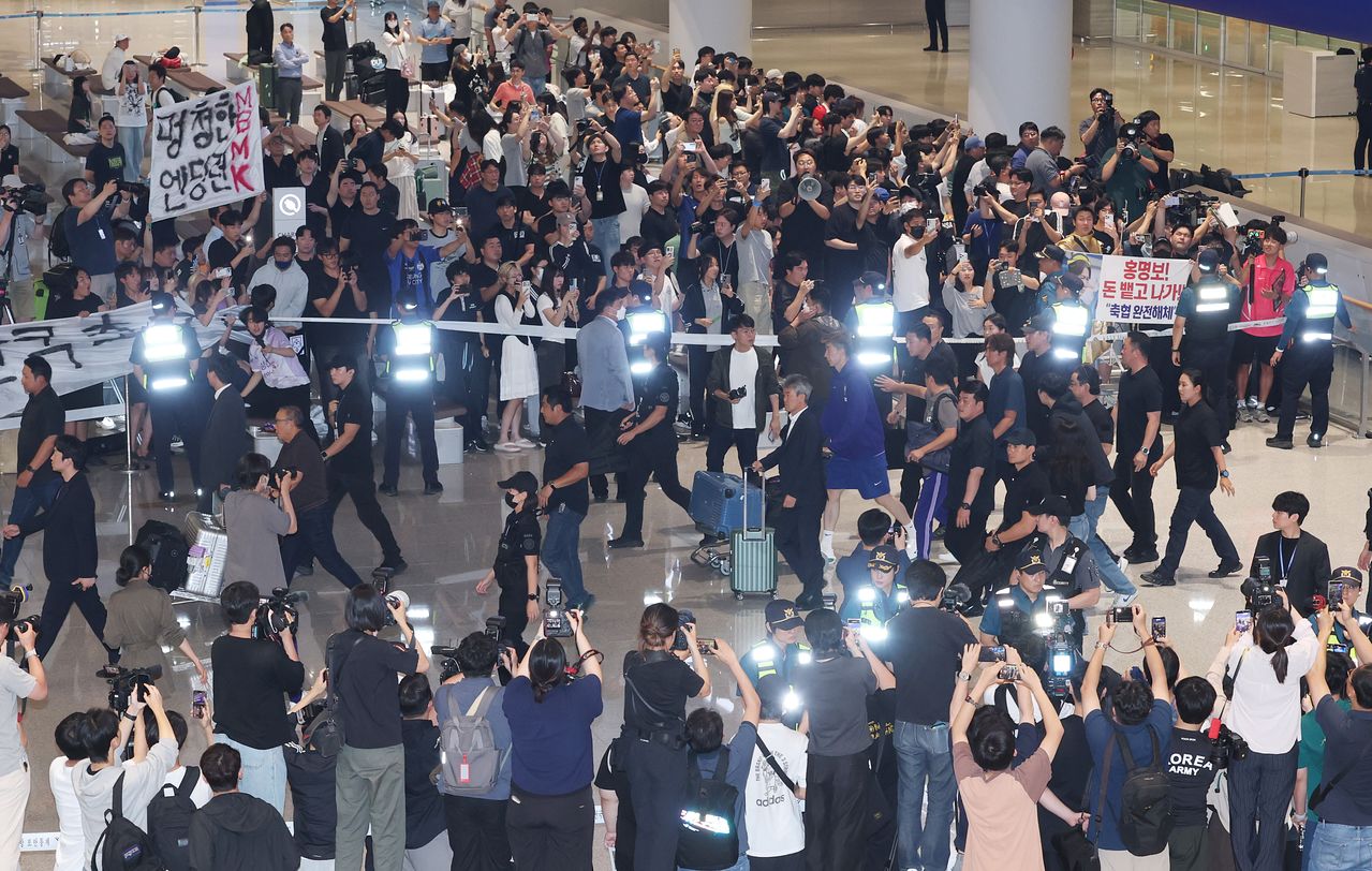 2026 북중미 월드컵 32강 진출 실패의 책임을 지고 사퇴한 홍명보 축구 국가대표팀 감독이 30일 오전 인천공항을 통해 귀국하고 있다. 김경록 기자