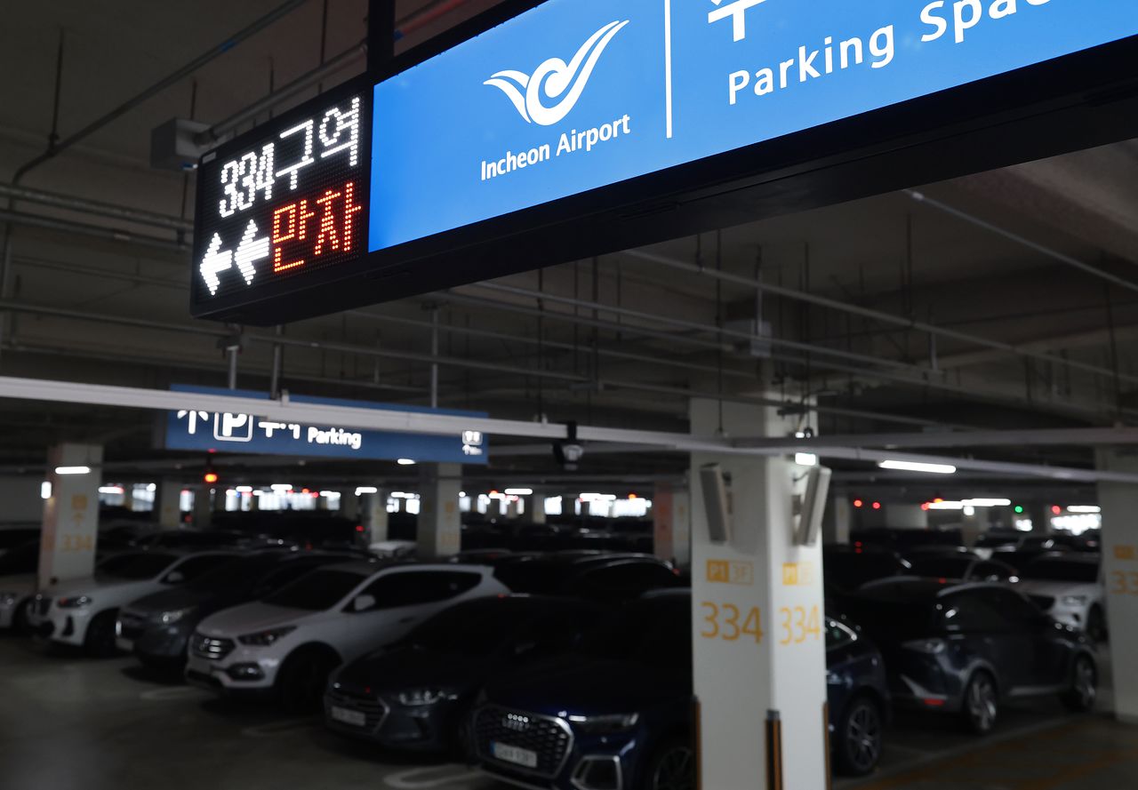인천국제공항 2터미널 장기주차장에 차량이 주차돼 있다. 뉴스1
