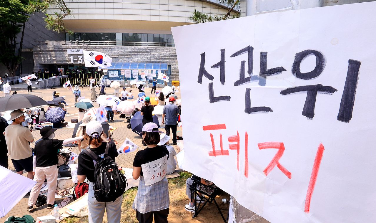 지난 10일 서울 올림픽공원에서 투표용지 부족 사태 규탄 집회가 열리고 있다. 뉴스1