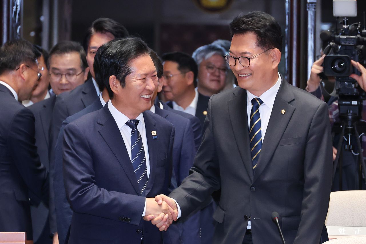 정청래 더불어민주당 당시 대표(왼쪽)와 송영길 의원이 지 11일 서울 여의도 국회에서 열린 의원총회에서 인사하고 있다. 뉴스1