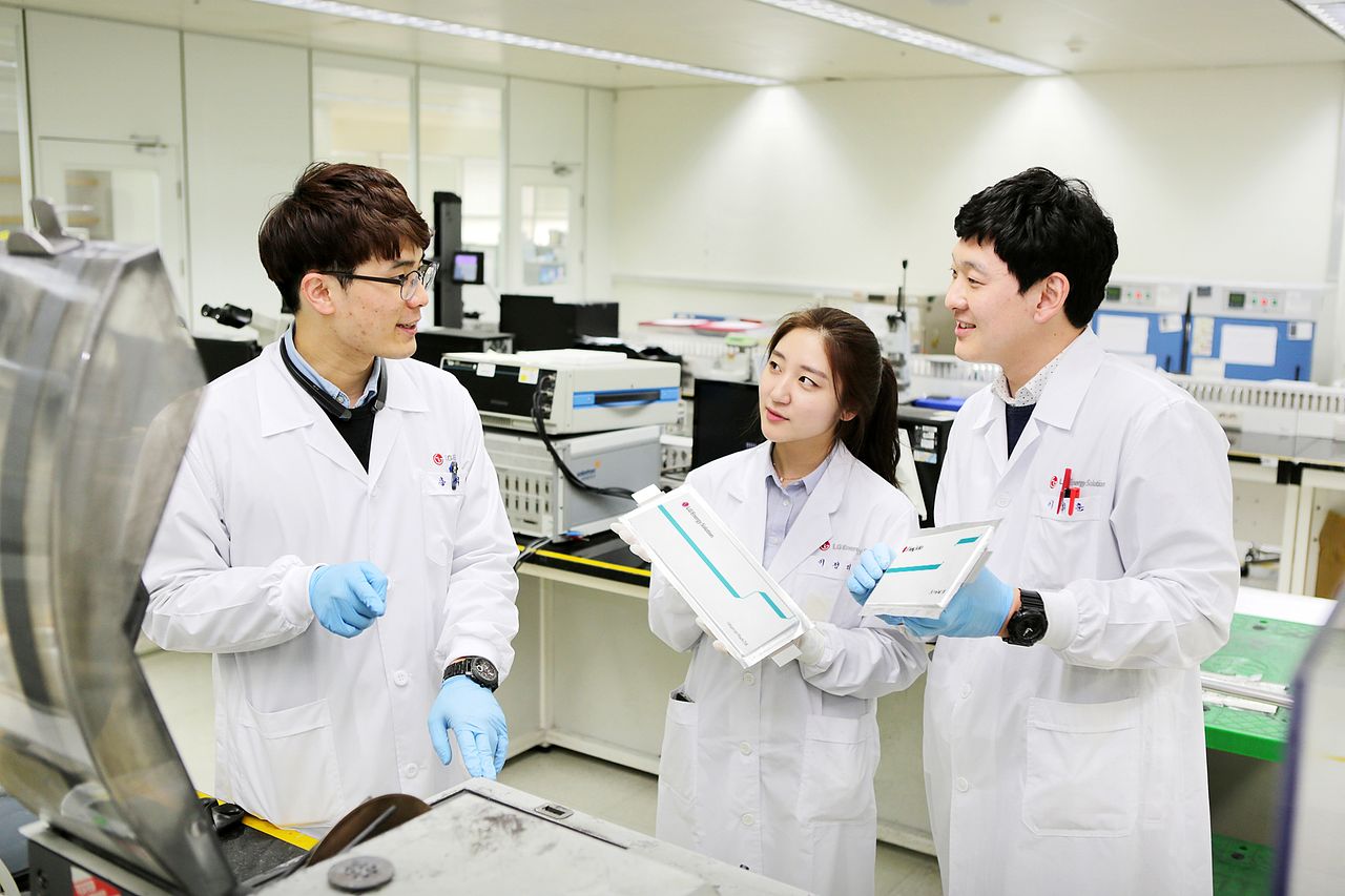LG에너지솔루션 대전기술연구원 연구원들이 건식전극공정으로 생산된 제품과 배터리에 대해 논의하고 있다. [사진 LG에너지솔루션]