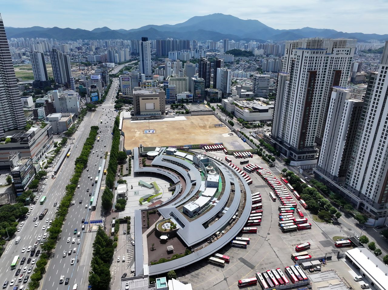 2026년 6월 16일 광주 서구 광천동 유스퀘어문화관 철거가 완료돼 있다.   광주신세계는 문화관 부지에 백화점 신관을 신축해 확장한다. 이후 광천터미널 부지에 35층 규모 180m 높이의 버스터미널 빌딩, 42~44층 규모의 복합시설 빌딩 4개 동을 조성할 계획이다. 연합뉴스