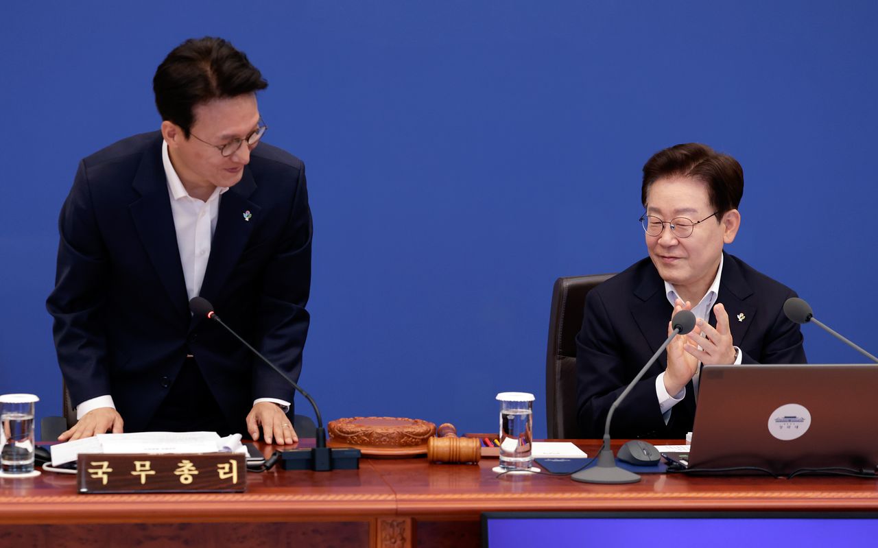 이재명 대통령이 30일 청와대에서 열린 국무회의 겸 비상경제점검회의에서 김민석 국무총리의 인사에 박수를 보내고 있다. 뉴스1