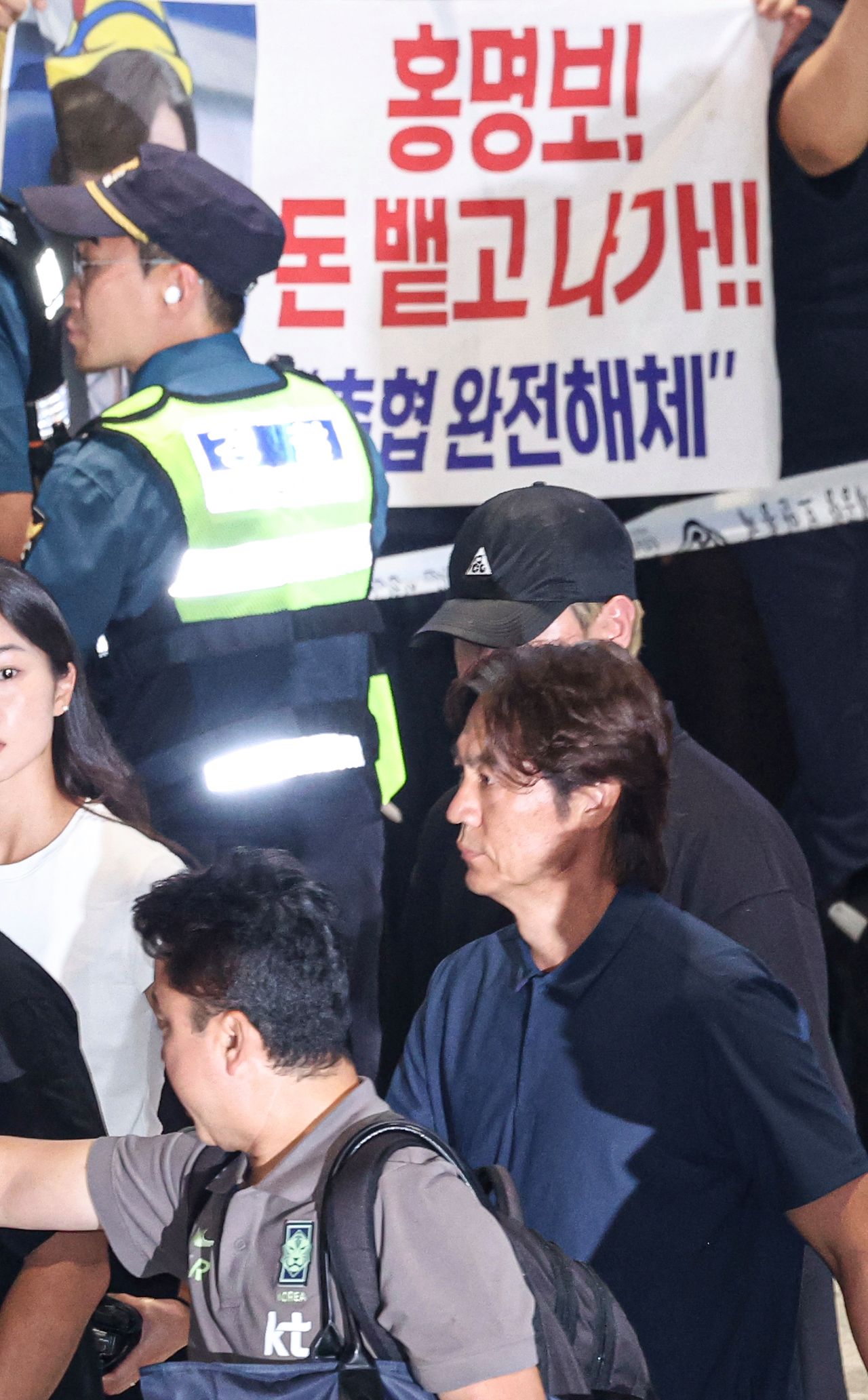 2026 북중미 월드컵 32강 진출 실패의 책임을 지고 사퇴한 홍명보 축구 국가대표팀 감독이 30일 오전 인천공항을 통해 귀국하고 있다. 김경록 기자