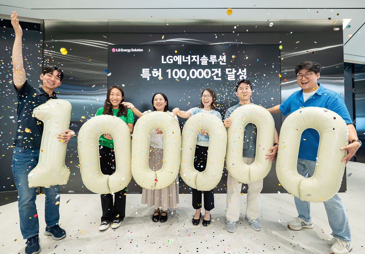 LG에너지솔루션 여의도 본사에서 직원들이 특허 10만 건 돌파 기념 촬영을 하고 있다. LG에너지솔루션은 30년 이상의 땀으로 이뤄진 특허 자산과 꾸준한 R&D 역량을 기반으로 글로벌 배터리 시장을 이끌고 있다. [사진 LG에너지솔루션]