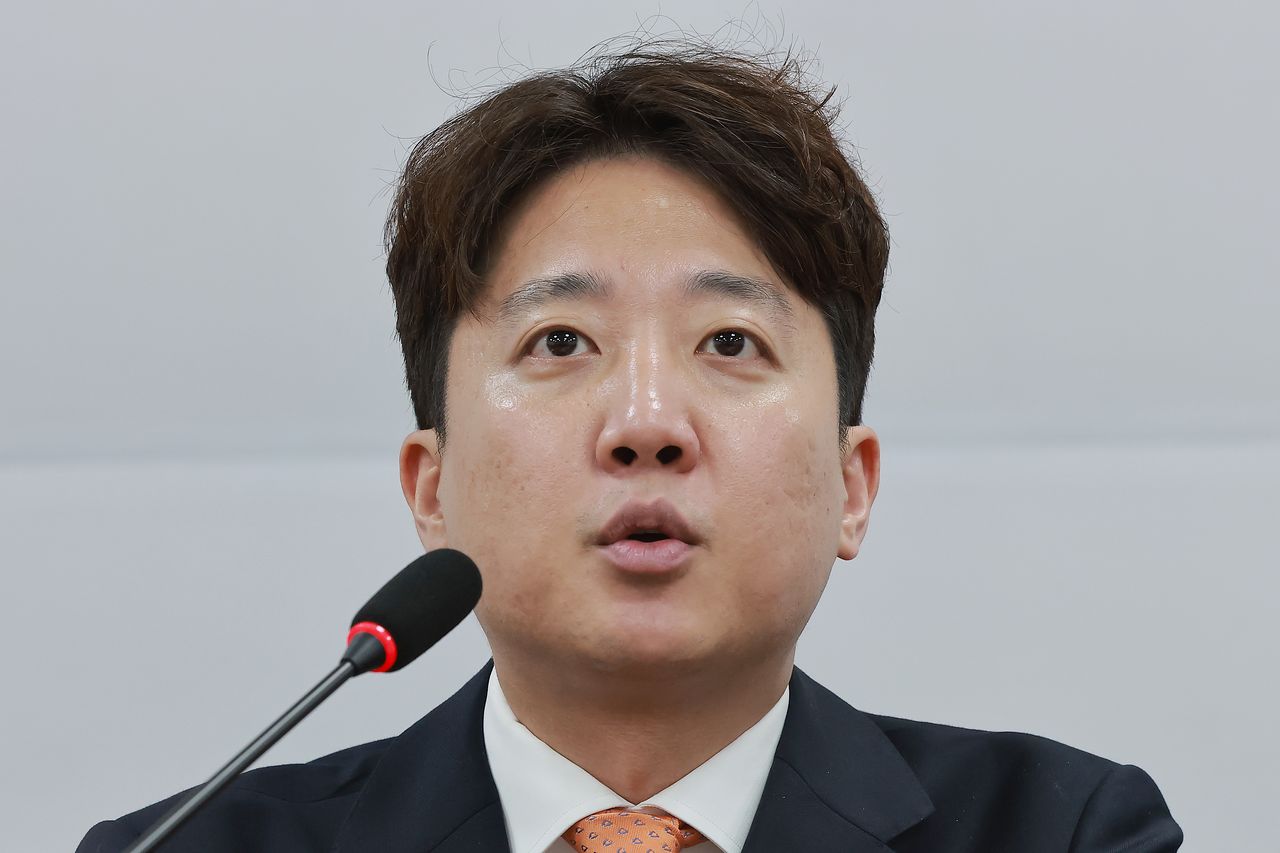 개혁신당 이준석 대표가 29일 국회에서 열린 최고위원회의에 참석해 발언하고 있다. 연합뉴스