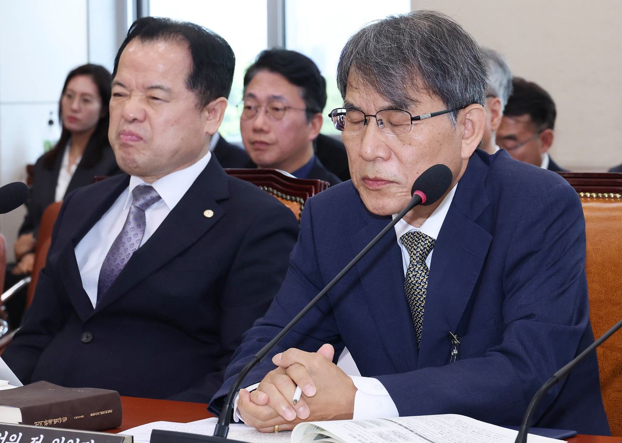 국회 국정조사에 출석한 노태악 전 중앙선관위원장(오른쪽)과 위철환 위원장 직무대행(상임위원)의 모습. 임현동 기자