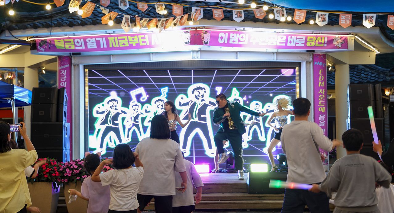 전남 강진군을 찾은 관광객들이 ‘불금불파’ 행사를 즐기고 있다. [사진 강진군]