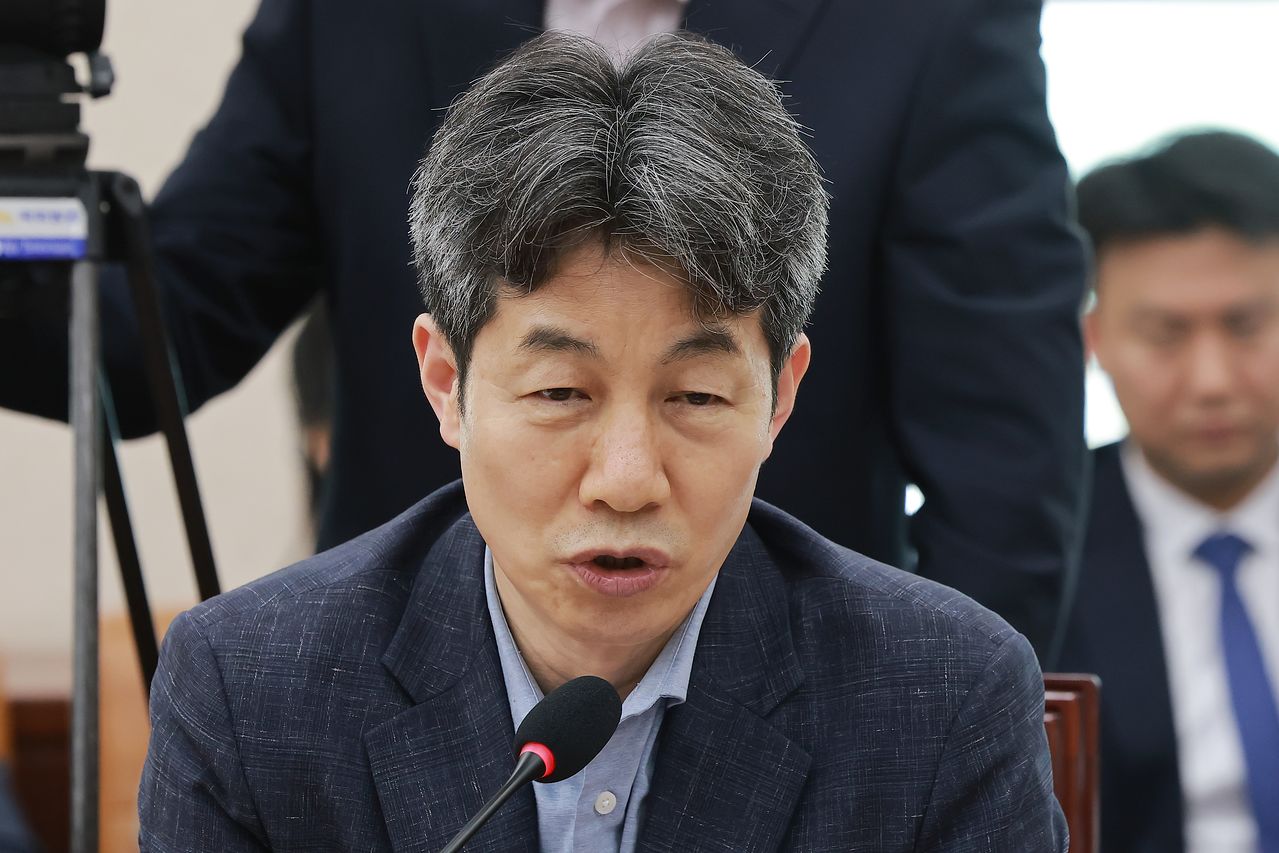 18일 국회에서 열린 제9회 전국동시지방선거 투표용지 부족 사태 등 국민 참정권 침해 진상규명 및 선거관리 개혁을 위한 국정조사 특별위원회 제1차 전체회의에서 여당 간사인 더불어민주당 윤건영 의원이 인사말하고 있다. 연합뉴스