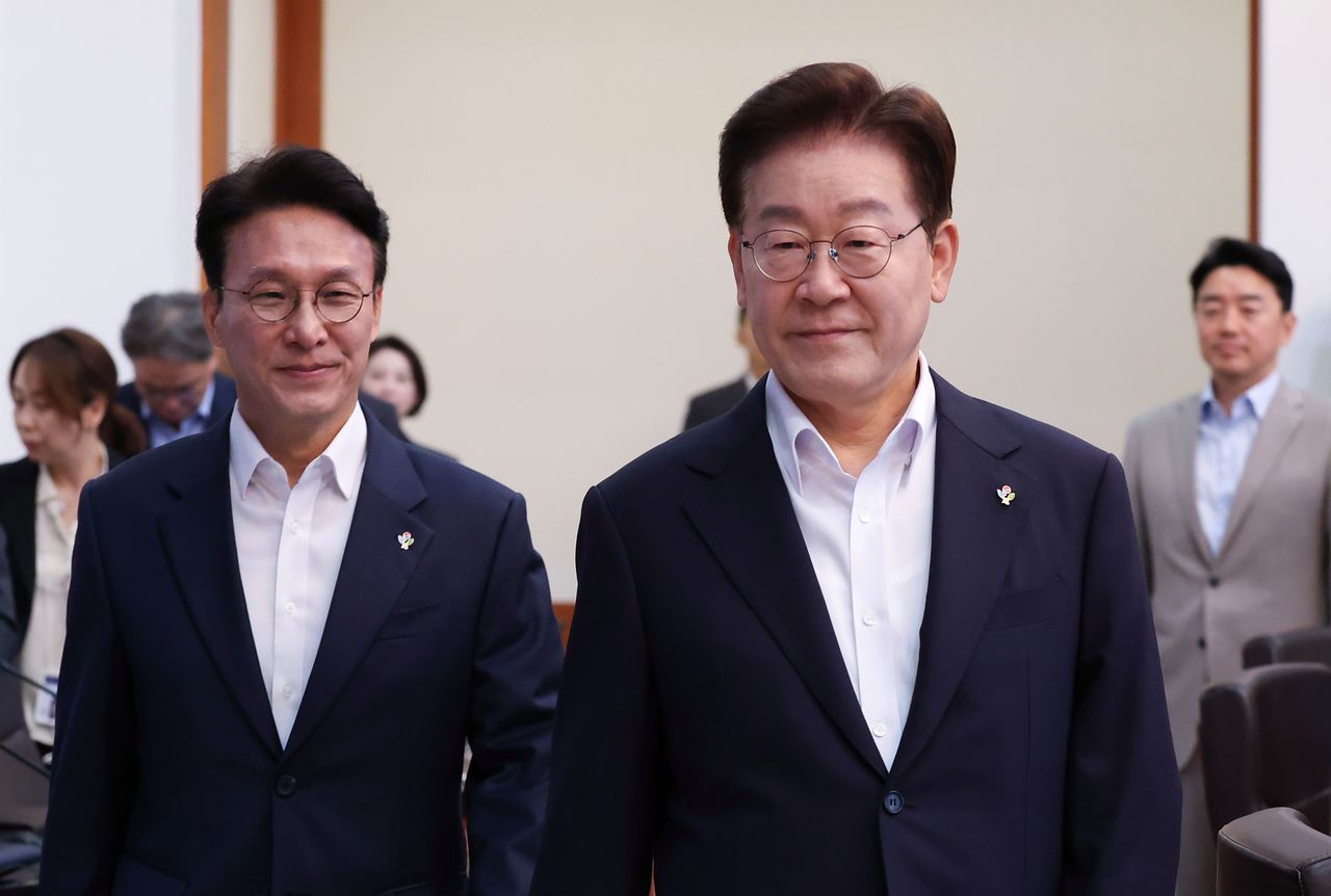 이재명 대통령이 30일 청와대에서 열린 제28회 국무회의 겸 제13차 비상경제점검회의에 입장하고 있다. 청와대사진기자단 