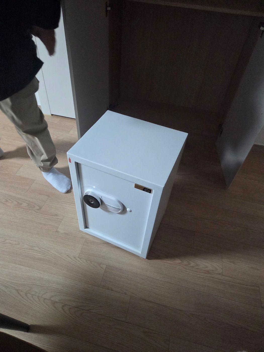 대구경찰청이 대포통장 조직으로 부터 압수한 금고와 현금. 사진 대구경찰청