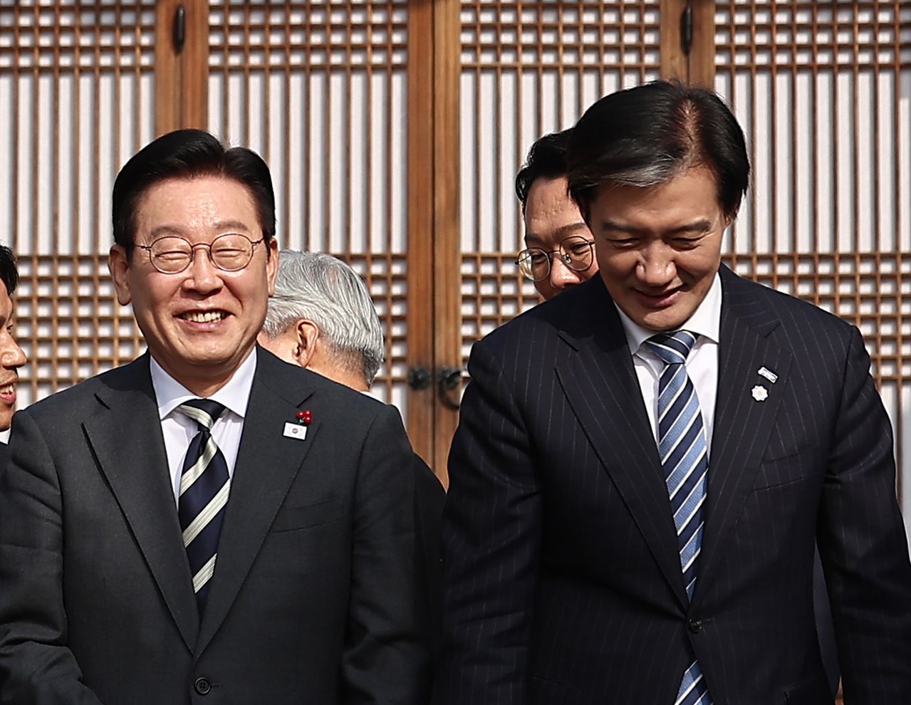 이재명 대통령이 지난 1월 16일 청와대 상춘재에서 열린 정당 지도부 초청 오찬에서 참석자들과 기념촬영을 마친 뒤 조국 조국혁신당 당시 대표와 함께 이동하고 있다. 연합뉴스