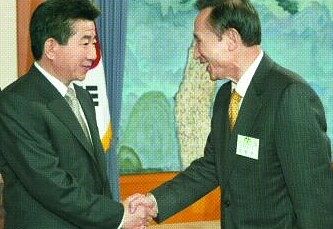2004년 당시 노무현 대통령과 이명박 서울시장이 악수하는 모습. 노 대통령은 2003년 이 시장을 국무회의에 초청해 청계천 관련 발언할 기회를 줄 정도로 포용력을 발휘했다. [중앙포토]