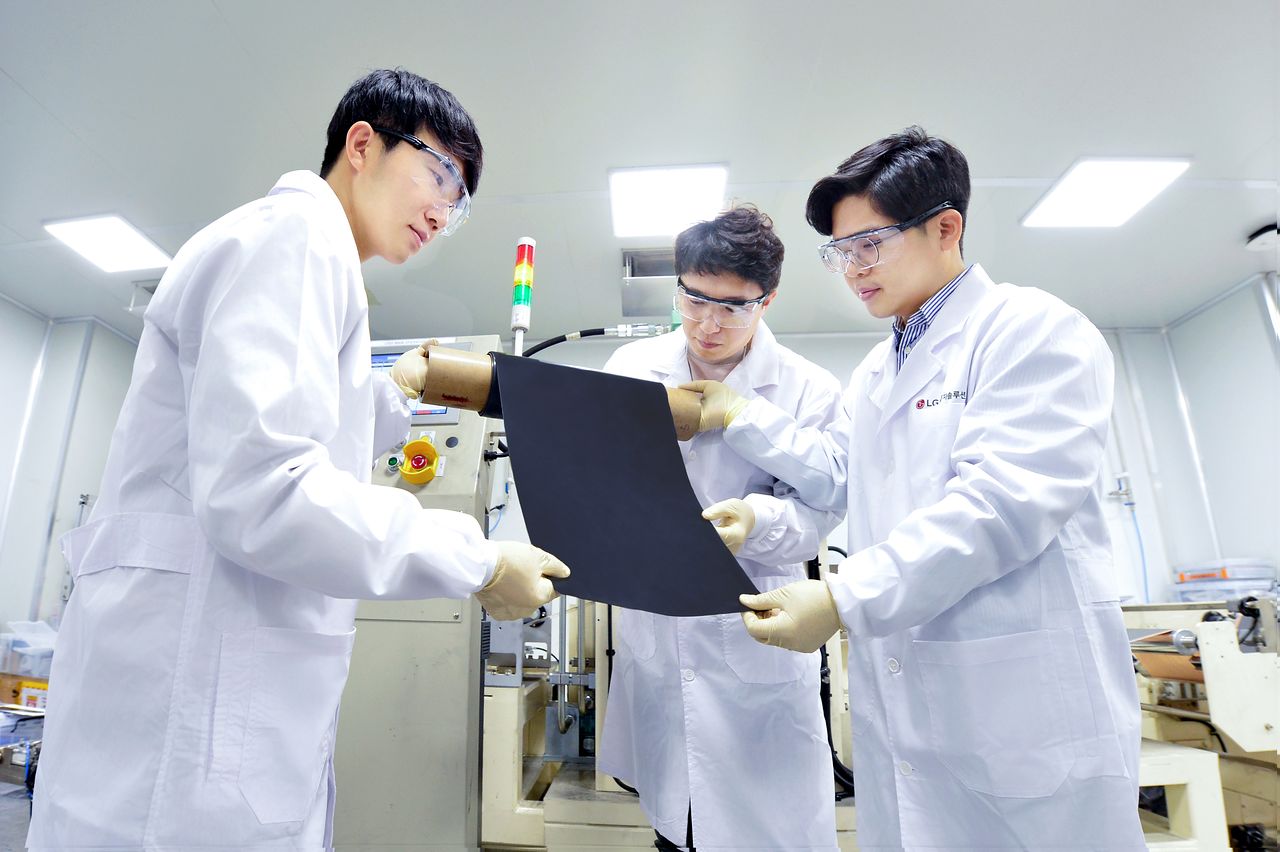 LG에너지솔루션 대전기술연구원 연구원들이 건식전극공정으로 생산된 제품과 배터리에 대해 논의하고 있다. [사진 LG에너지솔루션]