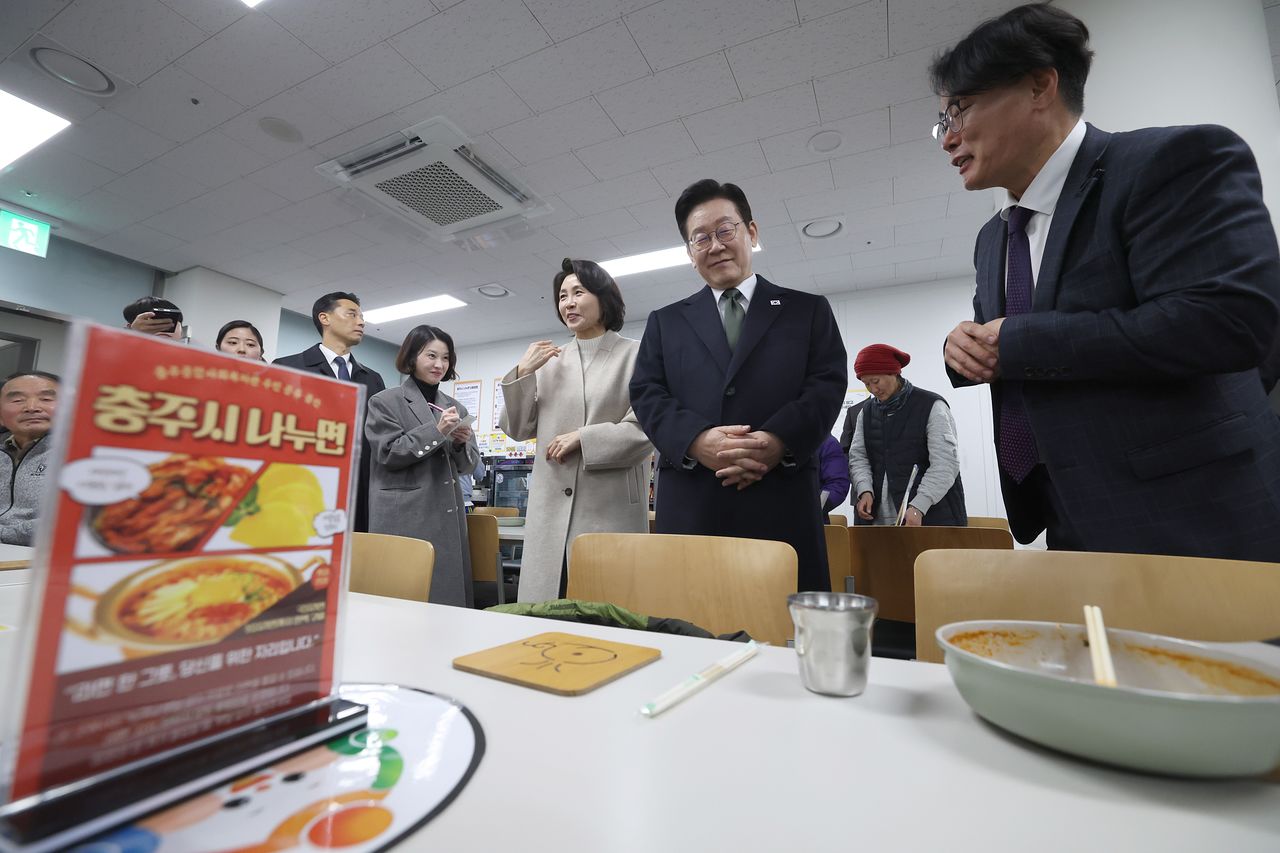 지난 2월 충북 충주시 건강복지타운 먹거리 그냥드림 나누면 코너를 방문한 이재명 대통령. 뉴스1