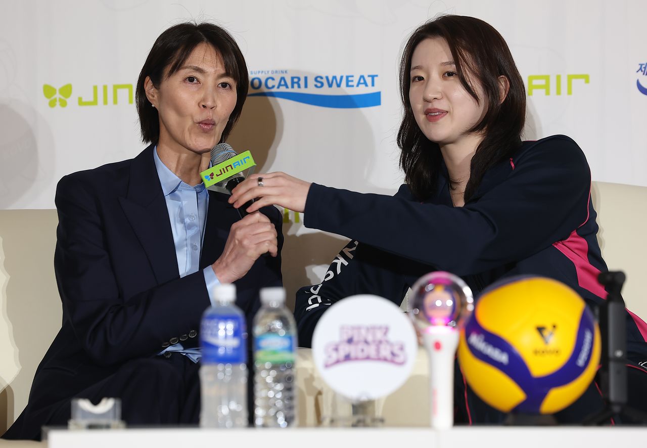 요시하라 도모코 흥국생명 감독과 이다현. 연합뉴스