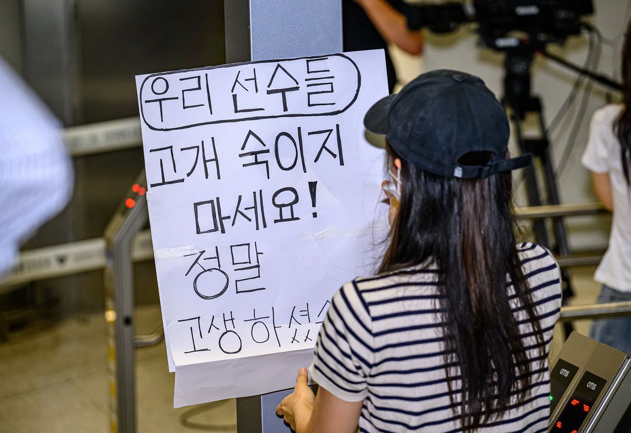 2026 북중미 월드컵을 마친 대한민국 축구대표팀이 30일 오전 인천국제공항 제2터미널에 도착한 가운데 한 여성 축구 팬이 메시지를 적고 있다. 김경록 기자