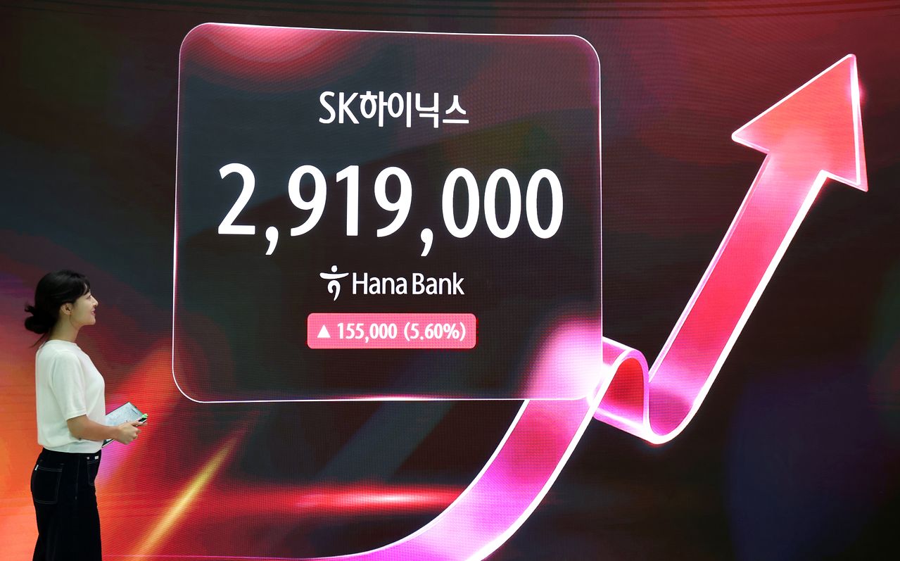 6월 22일 오후 서울 중구 하나은행 딜링룸에 SK하이닉스 시세가 표시되어 있다. 뉴스1