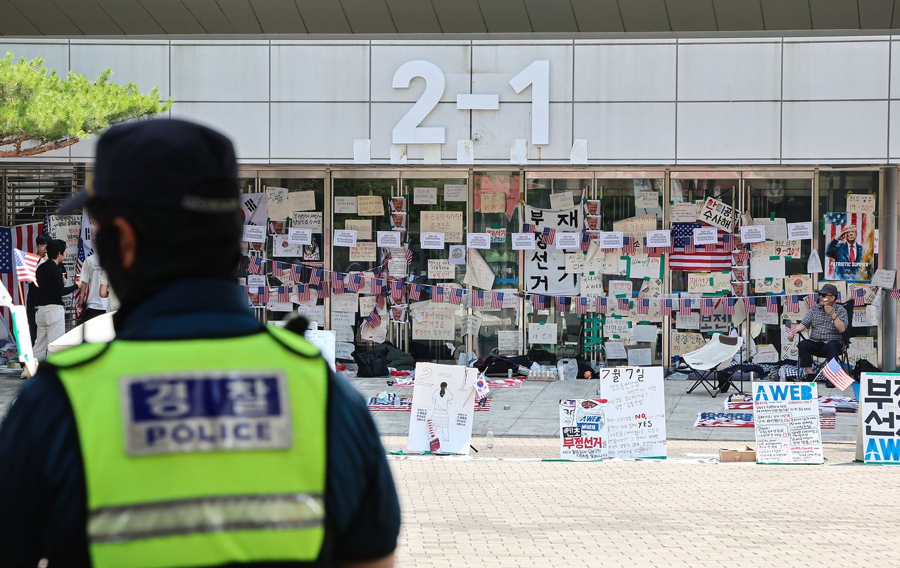 6·3 지방선거 투표용지 부족사태로 인한 '잠실 봉쇄시위'가 26일째를 맞은 30일 서울 송파구 올림픽공원 핸드볼경기장 출입구가 막혀 있다. 뉴스1