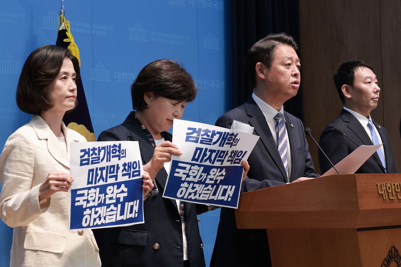 더불어민주당 김영호·김용민·서영교 의원과 조국혁신당 박은정 의원이 지난 26일 국회 소통관에서 검찰개혁과 관련해 형사소송법 개정안 발의 기자회견을 하고 있다. 연합뉴스