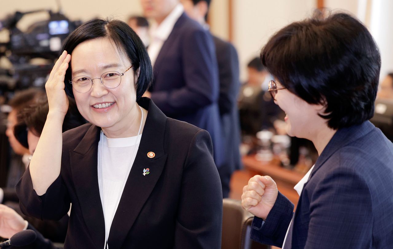 한성숙 중소벤처기업부 장관과 원민경 성평등가족부 장관이 30일 청와대에서 열린 국무회의 겸 비상경제점검회의에 앞서 대화하고 있다. 뉴스1