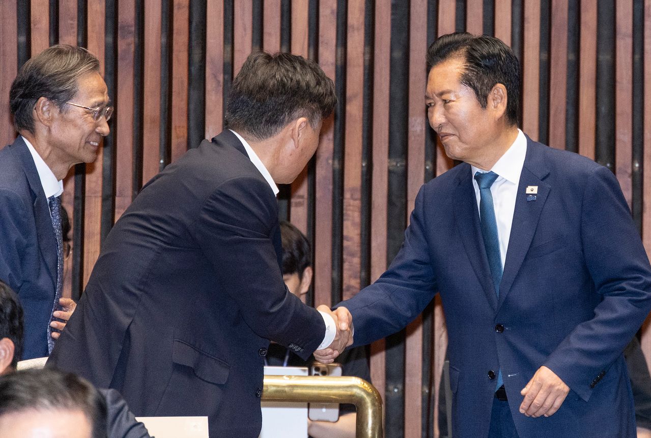 정청래 더불어민주당 전 대표가 29일 국회에서 열린 의원총회에 입장해 의원들과 인사하고 있다. 사진 연합뉴스