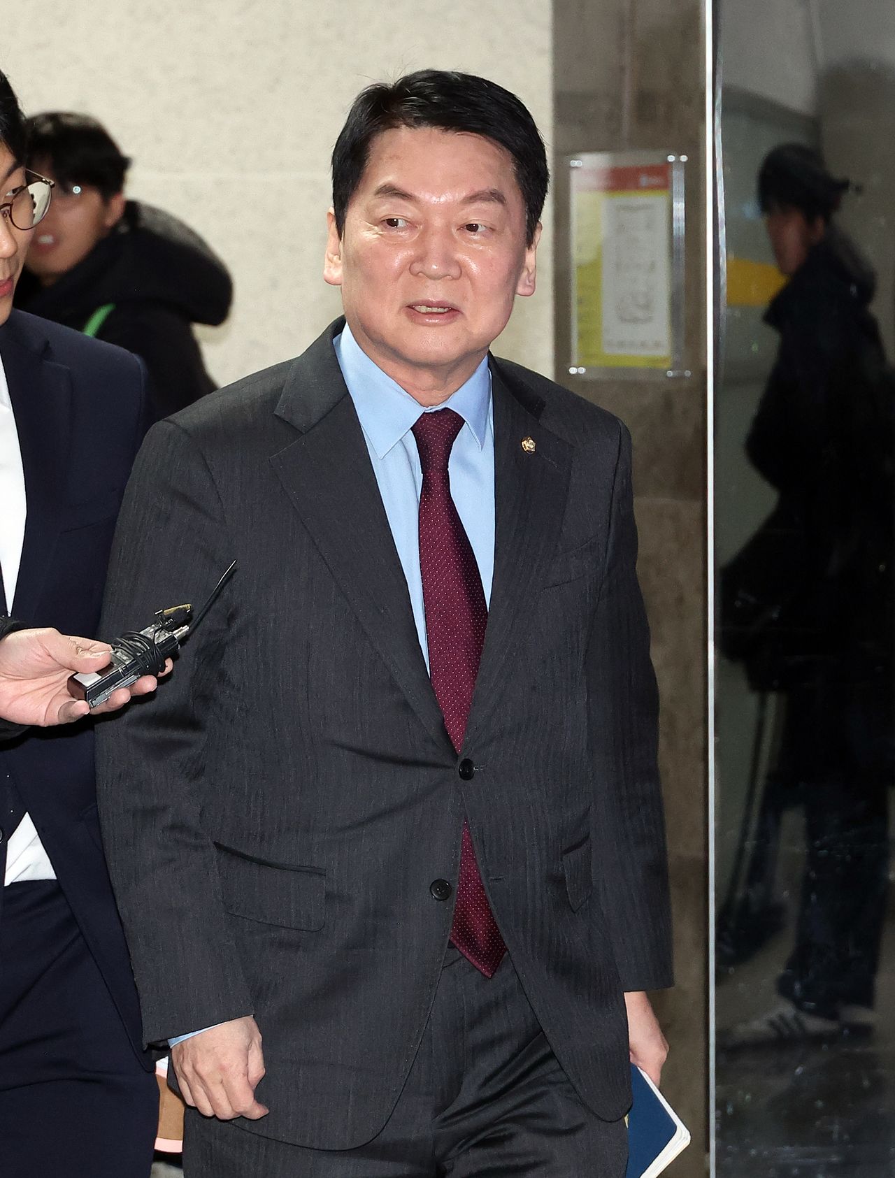 국민의힘 안철수 의원이 30일 중앙일보 정치 토크쇼 ‘황현희의 불편한 여의도’에 출연한다. 사진은 지난 1월 개혁 성향 의원들의 모임인 ‘대안과 미래’에 참석하는 안 의원. 연합뉴스