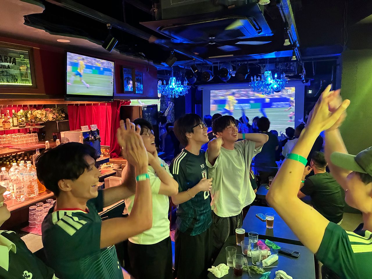 30일 오전 북중미월드컵 일본과 브라질의 32강전을 관람하고 있는 일본 서포터들. 도쿄=유성운 기자