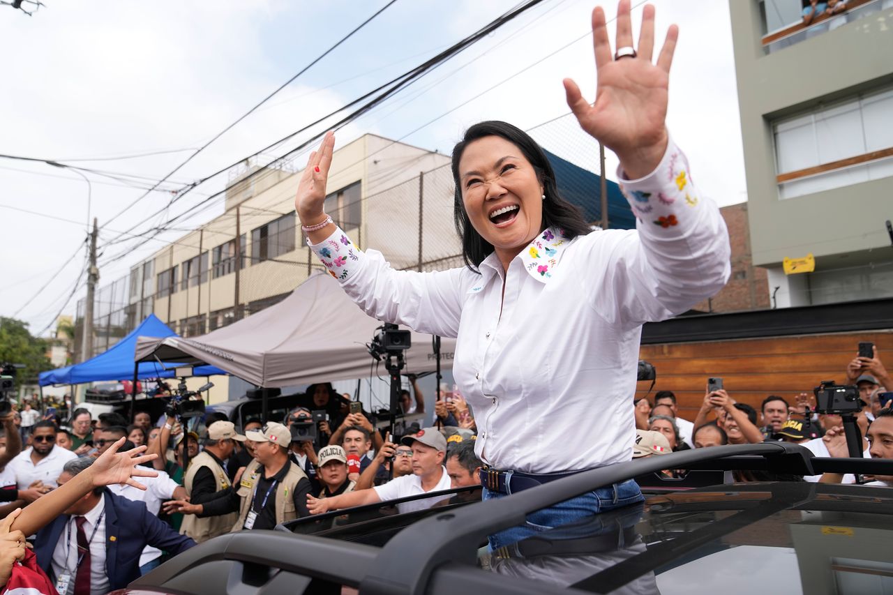 우파 성향 게이코 후지모리 페루 민중의힘 대통령 선거 후보가 7일(현지시간) 지지자들에게 화답하고 있다. AP=연합뉴스